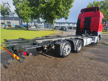Container transporter/ Swap body truck MAN TGX 24.400 6X2 BDF Euro 6 Kooiaap aansluiting: picture 4