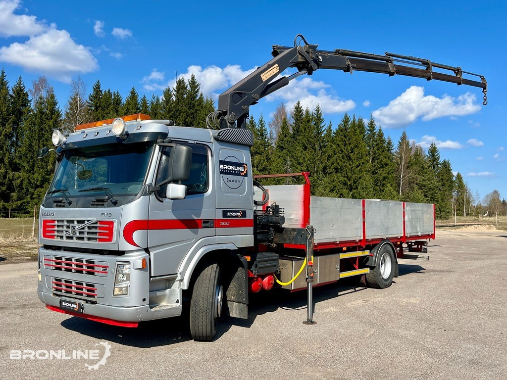 2005 Volvo FM 300 Flatbed+Crane HMF 1560-K4 - Dropside/ Flatbed truck: picture 2 2005 Volvo FM 300 Flatbed+Crane HMF 1560-K4 - Dropside/ Flatbed truck: picture 2