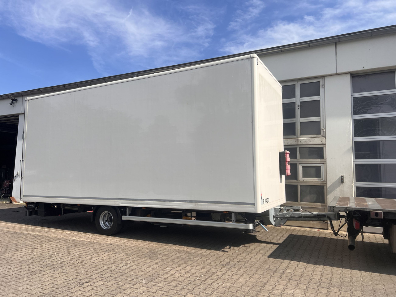 Ackermann Z-KA-F10.5/7,5 1 Achs Kofferanhänger mit Ladebordwand 10,5 t GG - Closed box trailer: picture 3 Ackermann Z-KA-F10.5/7,5 1 Achs Kofferanhänger mit Ladebordwand 10,5 t GG - Closed box trailer: picture 3