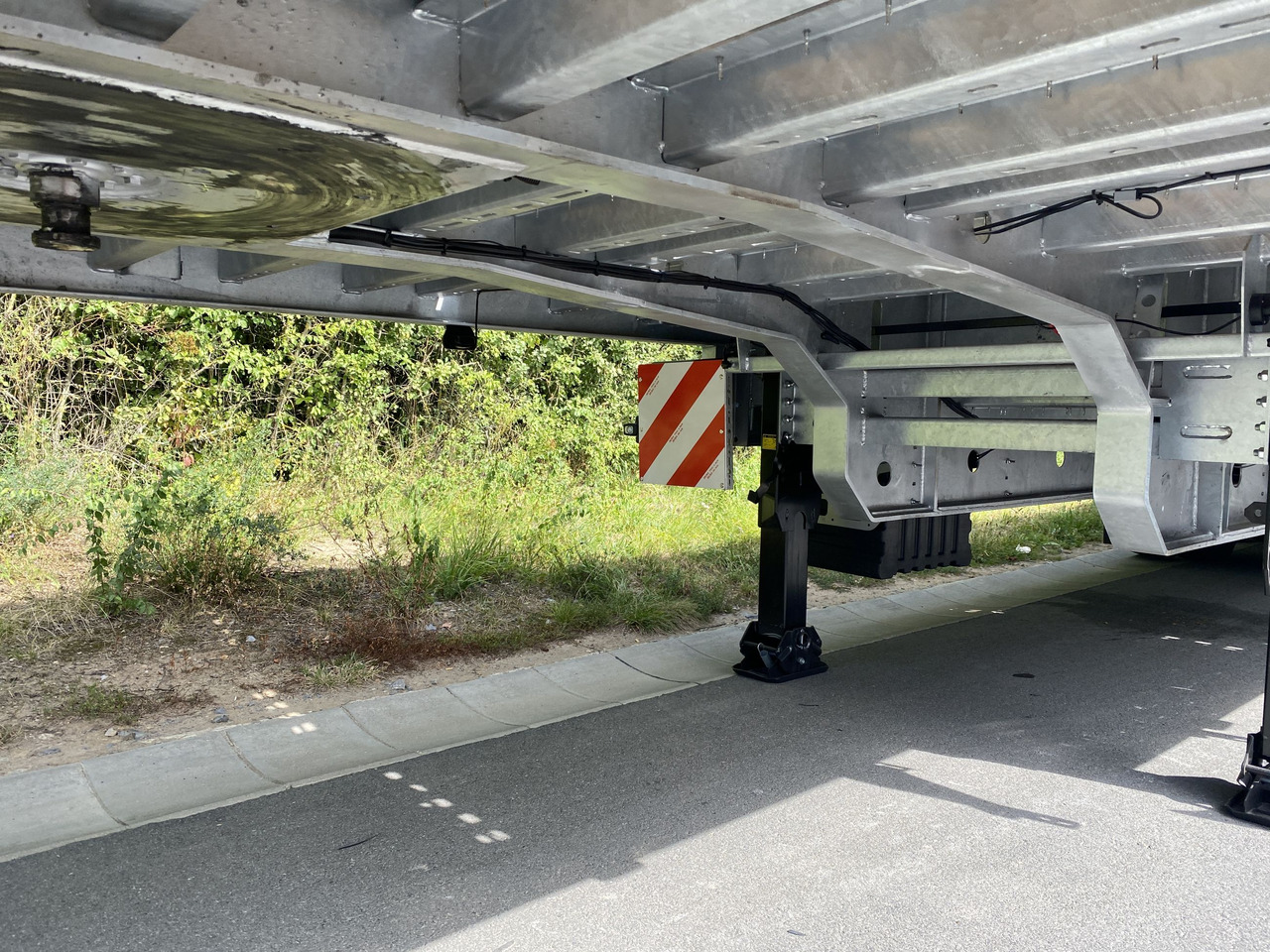 Möslein ST 3-Plato 9,4 3 Achs Satteltieflader Plato 45 t GGfür Fertigteile, Baumaschinen oder Container - Dropside/ Flatbed semi-trailer: picture 5 Möslein ST 3-Plato 9,4 3 Achs Satteltieflader Plato 45 t GGfür Fertigteile, Baumaschinen oder Container - Dropside/ Flatbed semi-trailer: picture 5