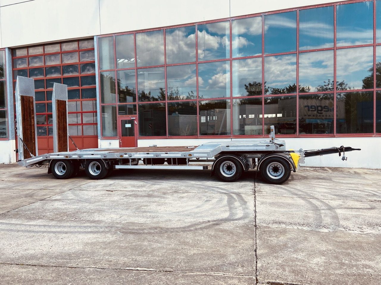 Möslein T 4 VB F 4 Achs Tieflader- Anhänger, Neufahrzeug - Low loader trailer: picture 2 Möslein T 4 VB F 4 Achs Tieflader- Anhänger, Neufahrzeug - Low loader trailer: picture 2