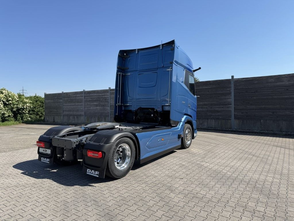 Tractor unit DAF FT XG  530 BLAU METALLIC Limited Edition: picture 8