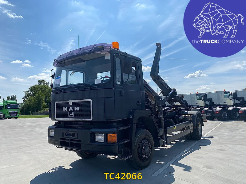 Container transporter/ Swap body truck MAN F 2000 19.272: picture 1