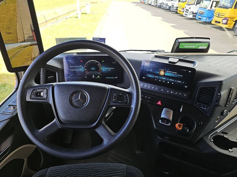 Interior photo 1: Tractor unit Mercedes-Benz ACTROS 1848 LS MP5 GIGASPACE