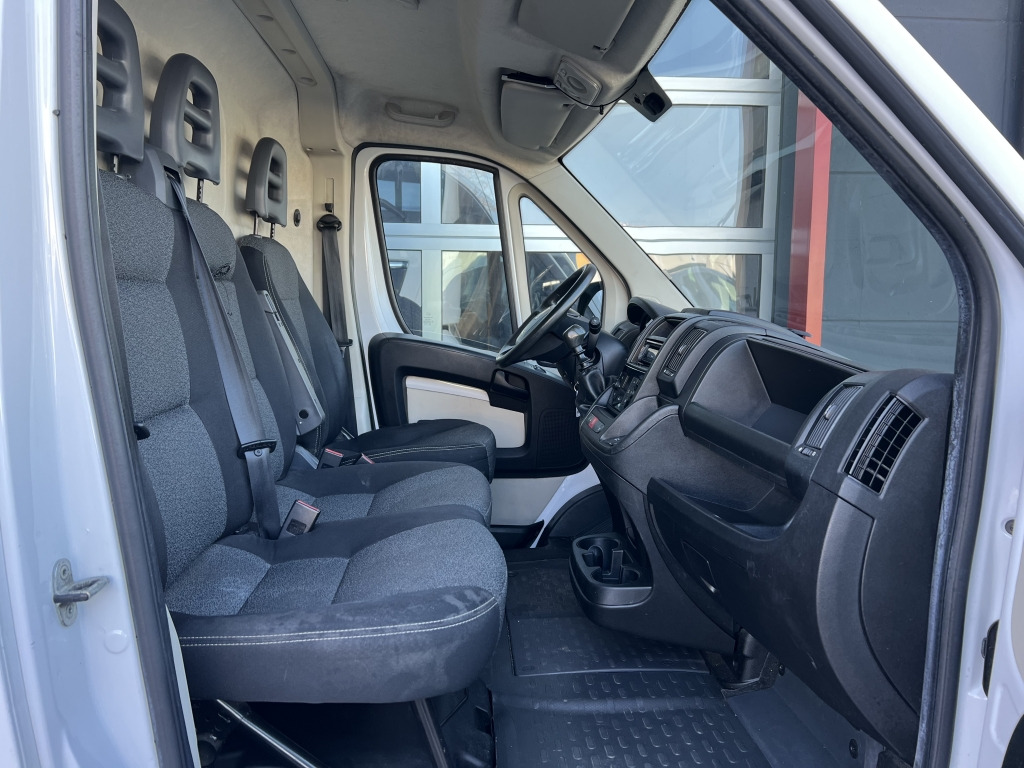 Interior photo 1: Lease a Fiat Ducato 130 L5H2 Klimaaut. Kamera Pharma-Kühlung Fiat Ducato 130 L5H2 Klimaaut. Kamera Pharma-Kühlung