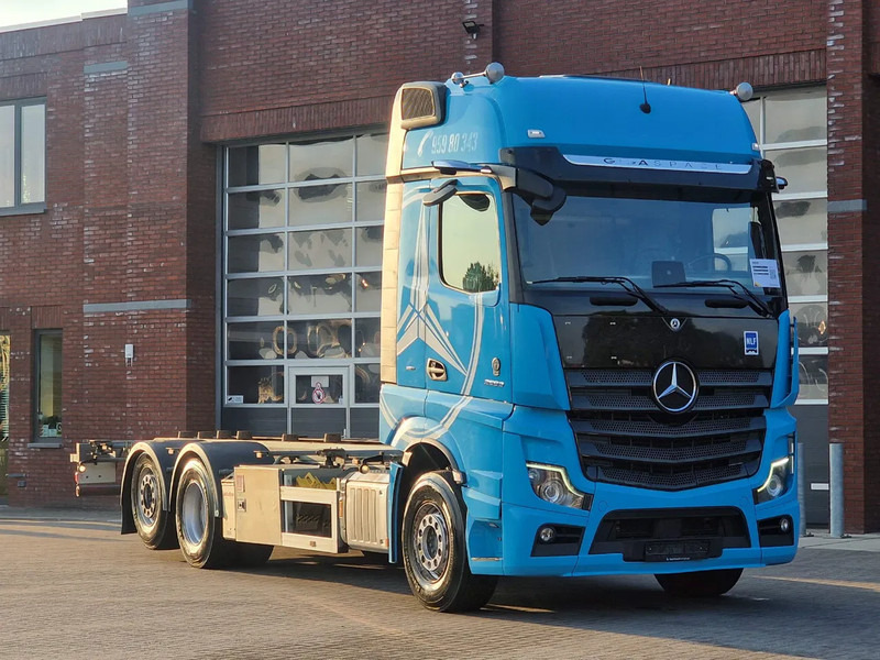 Mercedes-Benz Actros 2553 6x2 - BDF - Retarder - 4.90 WB - Loadlift - Full air - Container transporter/ Swap body truck: picture 1 Mercedes-Benz Actros 2553 6x2 - BDF - Retarder - 4.90 WB - Loadlift - Full air - Container transporter/ Swap body truck: picture 1