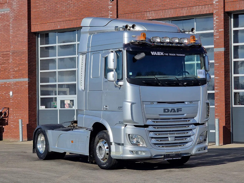 DAF XF 440 SpaceCab 4x2 - Full spoiler - Alloy wheels - Air horn - Light bar - Tractor unit: picture 1 DAF XF 440 SpaceCab 4x2 - Full spoiler - Alloy wheels - Air horn - Light bar - Tractor unit: picture 1