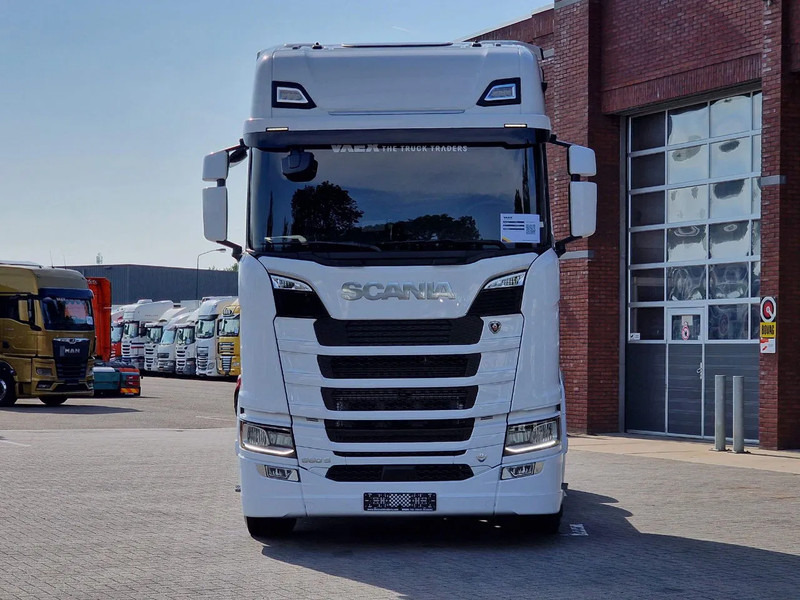 Scania 660S V8 NGS Highline 6x2/4 - New - Old dashboard - Full spec - Retarder - Night clima - Led - Leather - Navi - Tractor unit: picture 2 Scania 660S V8 NGS Highline 6x2/4 - New - Old dashboard - Full spec - Retarder - Night clima - Led - Leather - Navi - Tractor unit: picture 2