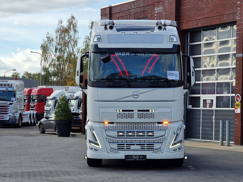 Volvo FH 13.500 Globetrotter 6x2 - I Save - 3.00 WB - PTO/Hydraulic - Full air - Custom interior - Tractor unit: picture 2 Volvo FH 13.500 Globetrotter 6x2 - I Save - 3.00 WB - PTO/Hydraulic - Full air - Custom interior - Tractor unit: picture 2