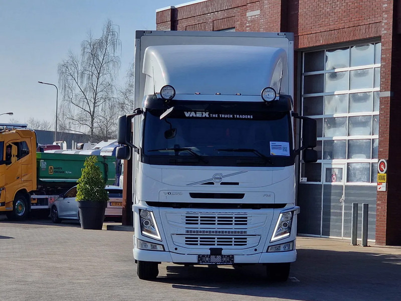 Volvo FM 330 4x2 - Carrier MT 18 Frigo - Loadlift - Full air - Sleepercab - Refrigerator truck: picture 2 Volvo FM 330 4x2 - Carrier MT 18 Frigo - Loadlift - Full air - Sleepercab - Refrigerator truck: picture 2