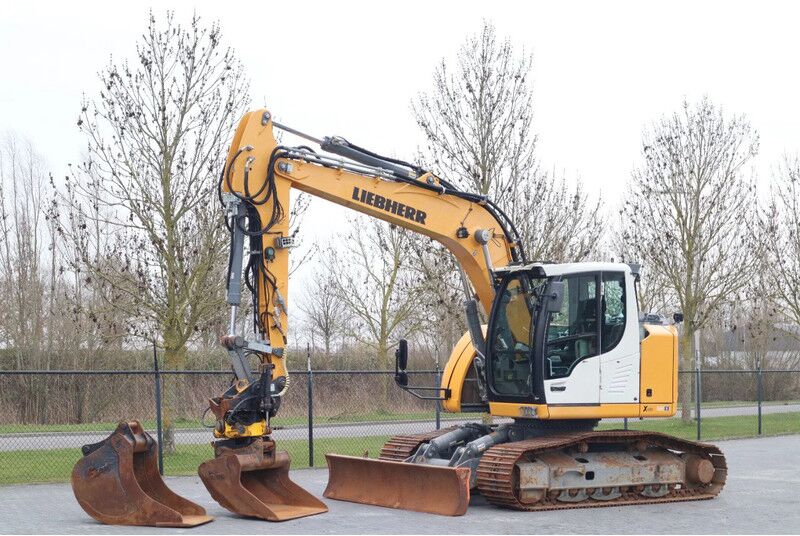 Liebherr R914 COMPACT STD | ROTOTILT | 2X BUCKET | DOZERBLADE - Crawler excavator: picture 2 Liebherr R914 COMPACT STD | ROTOTILT | 2X BUCKET | DOZERBLADE - Crawler excavator: picture 2
