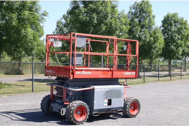 Skyjack SJ 6832 RTE | 12 METER | 454 KG - Scissor lift: picture 3 Skyjack SJ 6832 RTE | 12 METER | 454 KG - Scissor lift: picture 3