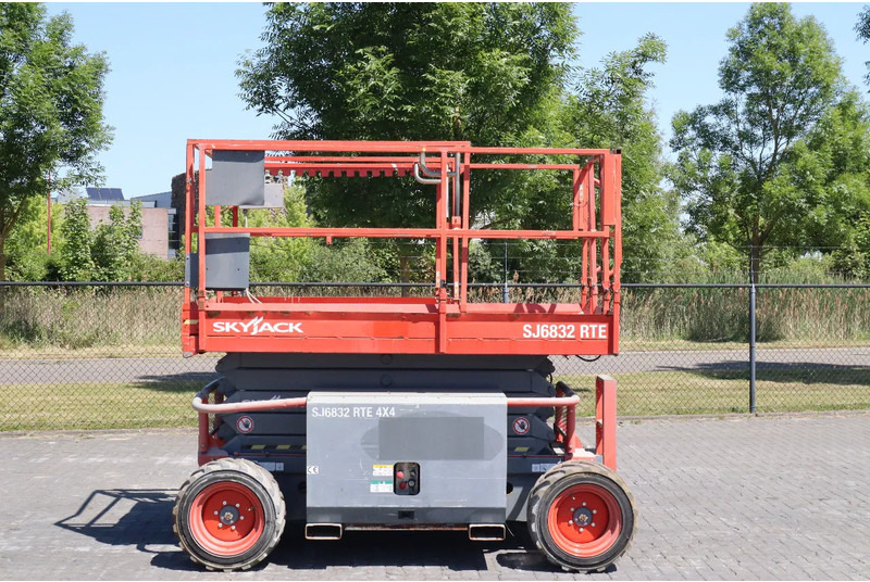Skyjack SJ 6832 RTE | 12 METER | 454 KG - Scissor lift: picture 1 Skyjack SJ 6832 RTE | 12 METER | 454 KG - Scissor lift: picture 1