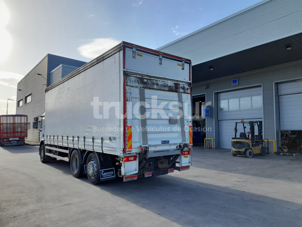 RENAULT D320 ejes 6x2*4 - Curtainsider truck: picture 4 RENAULT D320 ejes 6x2*4 - Curtainsider truck: picture 4