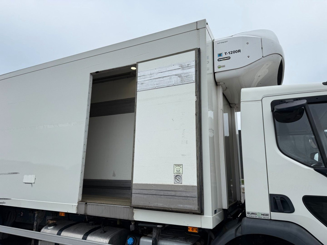 Volvo FE320 6x2*4 TK T1200-R Spectrum 9,80 m. koffer - Refrigerator truck: picture 5 Volvo FE320 6x2*4 TK T1200-R Spectrum 9,80 m. koffer - Refrigerator truck: picture 5