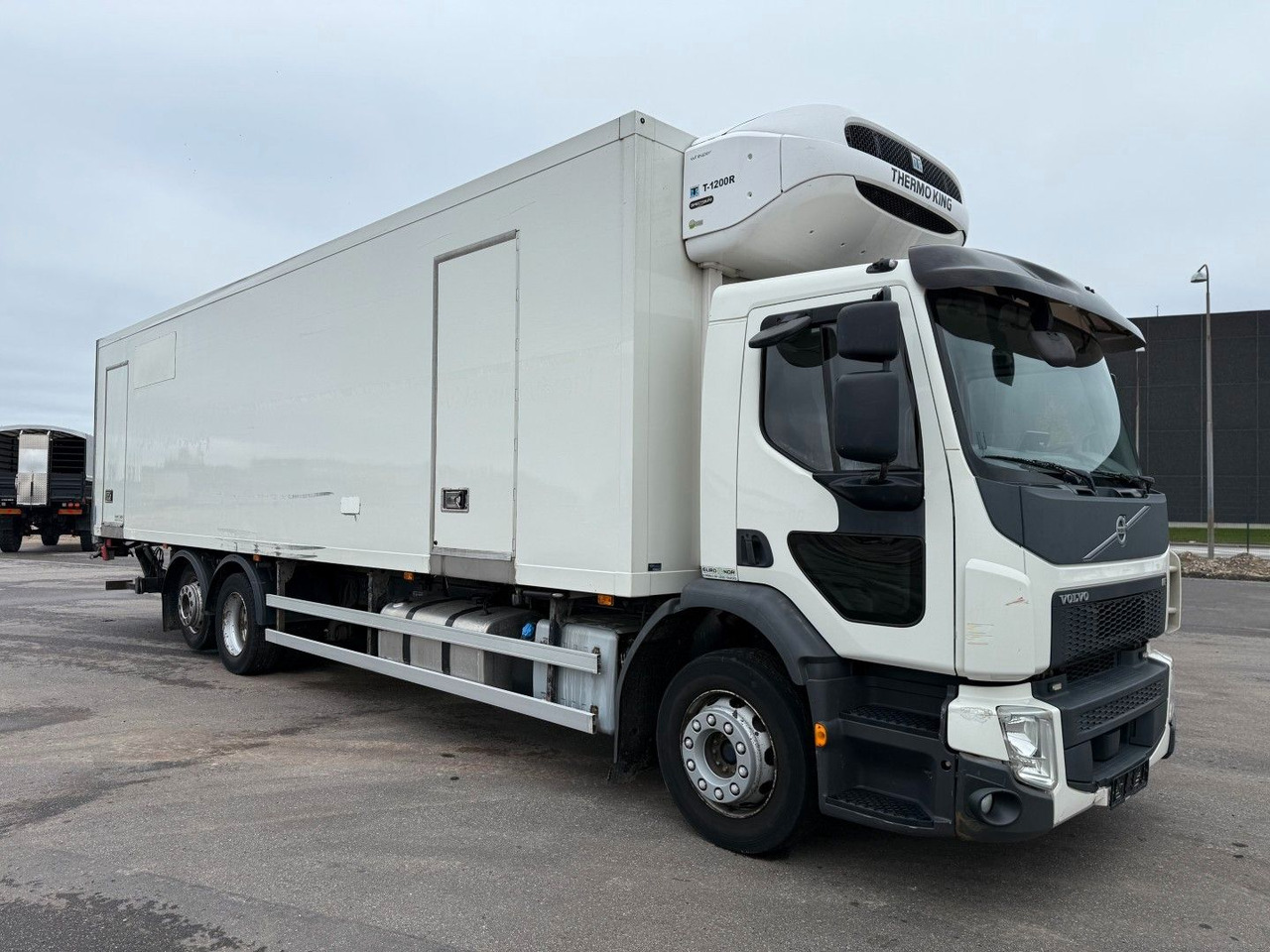 Volvo FE320 6x2*4 TK T1200-R Spectrum 9,80 m. koffer - Refrigerator truck: picture 2 Volvo FE320 6x2*4 TK T1200-R Spectrum 9,80 m. koffer - Refrigerator truck: picture 2