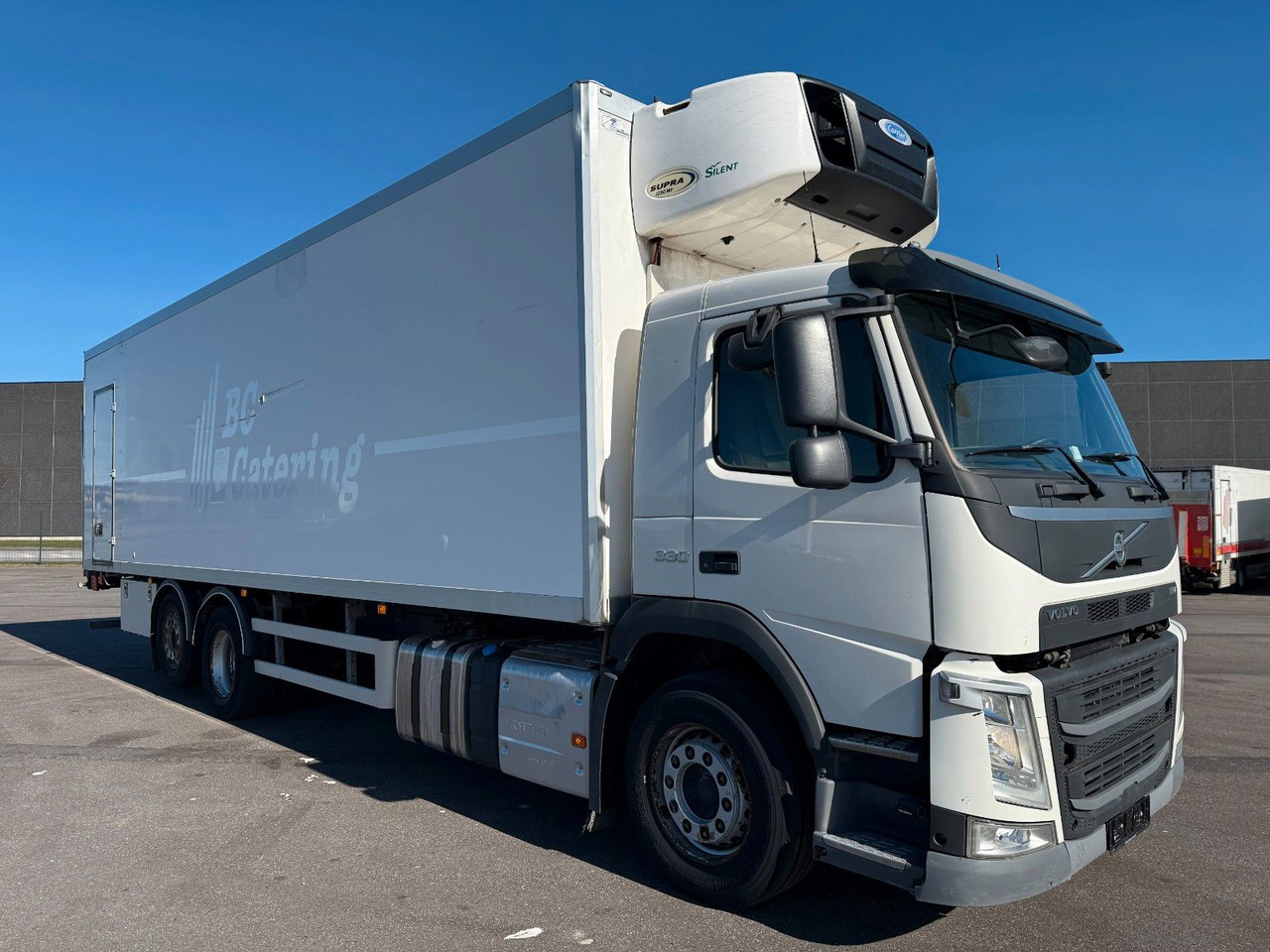 Volvo FM330 6x2*4 Carrier Supra 1250 Mt / 9.3 m Koffer - Refrigerator truck: picture 2 Volvo FM330 6x2*4 Carrier Supra 1250 Mt / 9.3 m Koffer - Refrigerator truck: picture 2