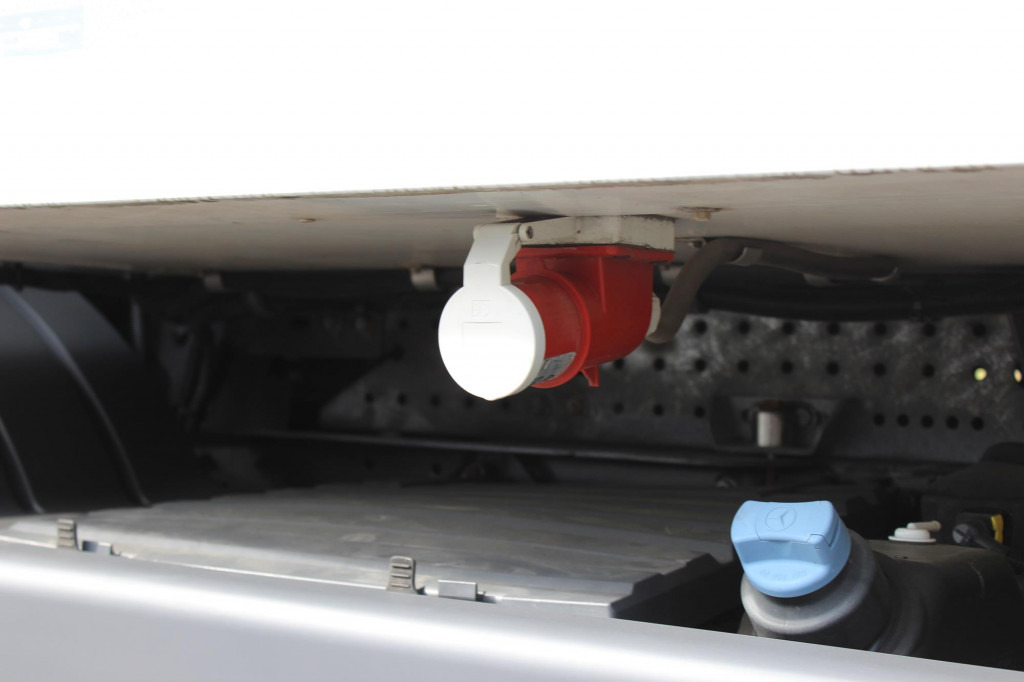 Mercedes-Benz Atego 1221 E6 TK T-800 R Strom Türen+LBW - Refrigerator truck: picture 4 Mercedes-Benz Atego 1221 E6 TK T-800 R Strom Türen+LBW - Refrigerator truck: picture 4