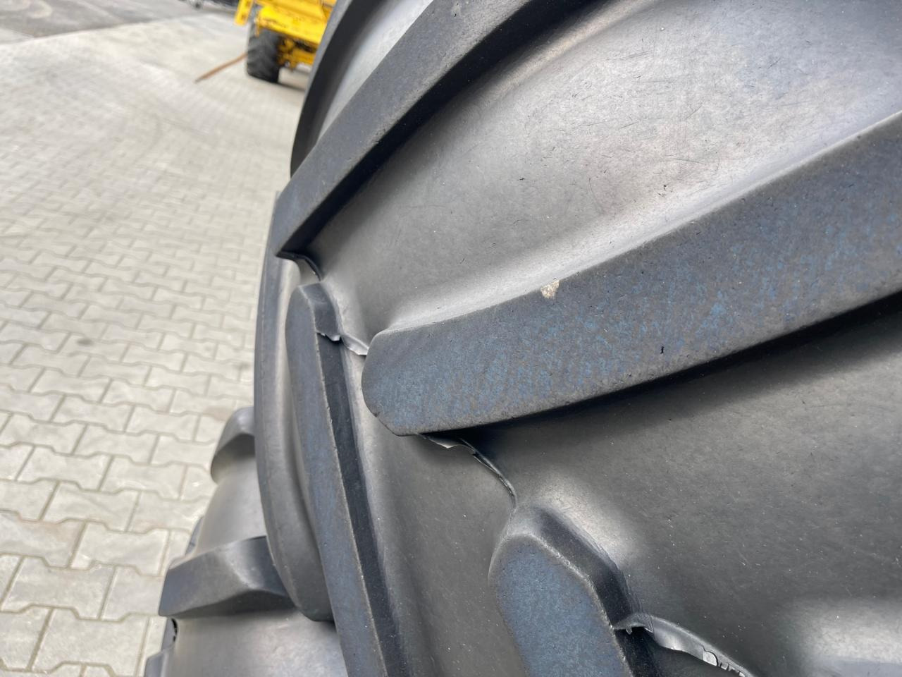 John Deere Kompletträder von 6R250, 650/65 R42 mit Bridgestone Decken aus 2019, ca. 50 % - Farm tractor: picture 5 John Deere Kompletträder von 6R250, 650/65 R42 mit Bridgestone Decken aus 2019, ca. 50 % - Farm tractor: picture 5