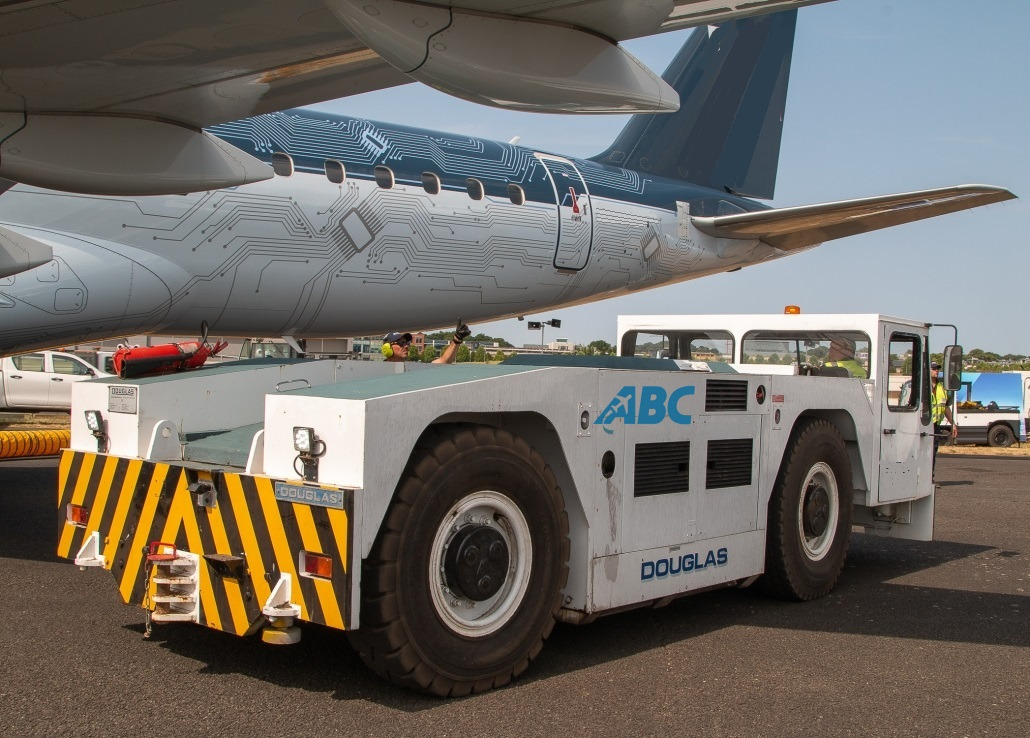 Douglas DC4H - Pushback tractor: picture 2 Douglas DC4H - Pushback tractor: picture 2