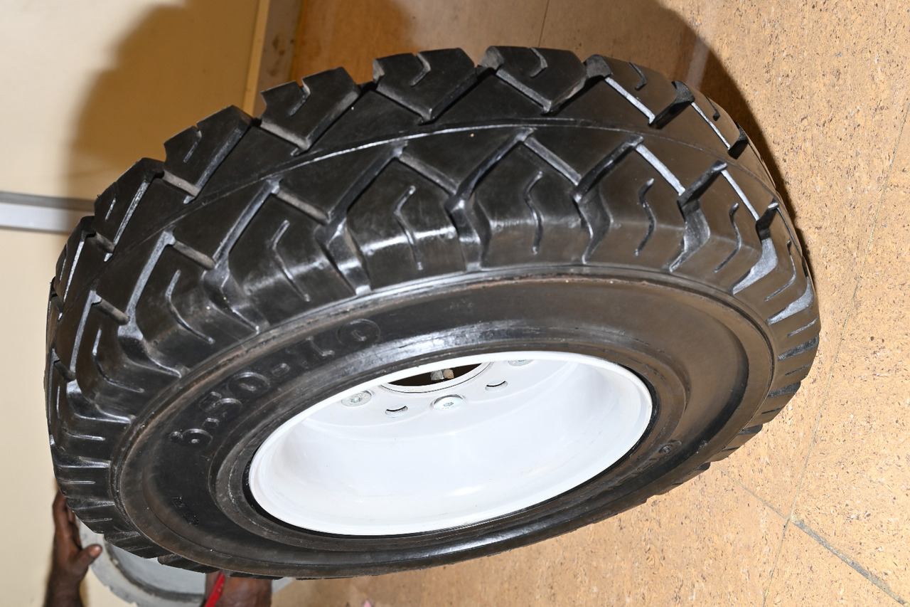 EuroSolid 7.00-12 - Wheel and tire package for Baggage tractor: picture 2 EuroSolid 7.00-12 - Wheel and tire package for Baggage tractor: picture 2