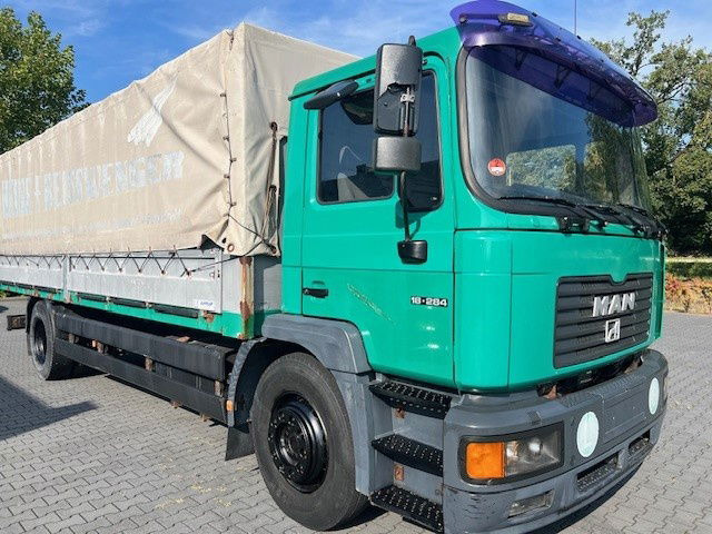 MAN 18.284 - Curtainsider truck: picture 2 MAN 18.284 - Curtainsider truck: picture 2