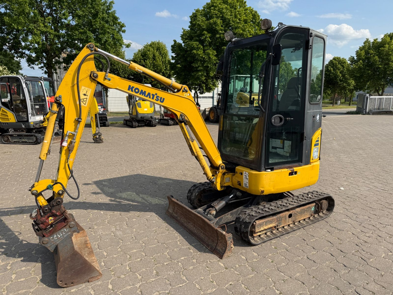 Komatsu PC 16R-3HS,  Bj 17, 2210 BH, Tilt mit HS01, GL - Mini excavator: picture 1 Komatsu PC 16R-3HS,  Bj 17, 2210 BH, Tilt mit HS01, GL - Mini excavator: picture 1
