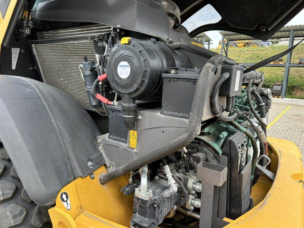 Wheel loader Volvo L45HS: picture 9