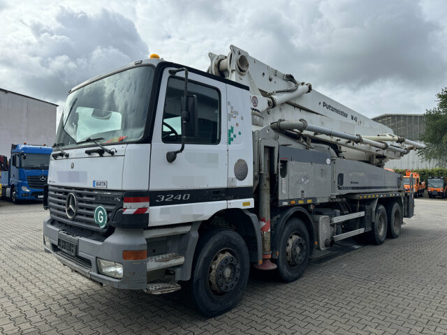 Concrete pump truck Mercedes-Benz ACTROS 3240 8x4 Betonpumpe PUTZMEISTER BSF 42 M: picture 9