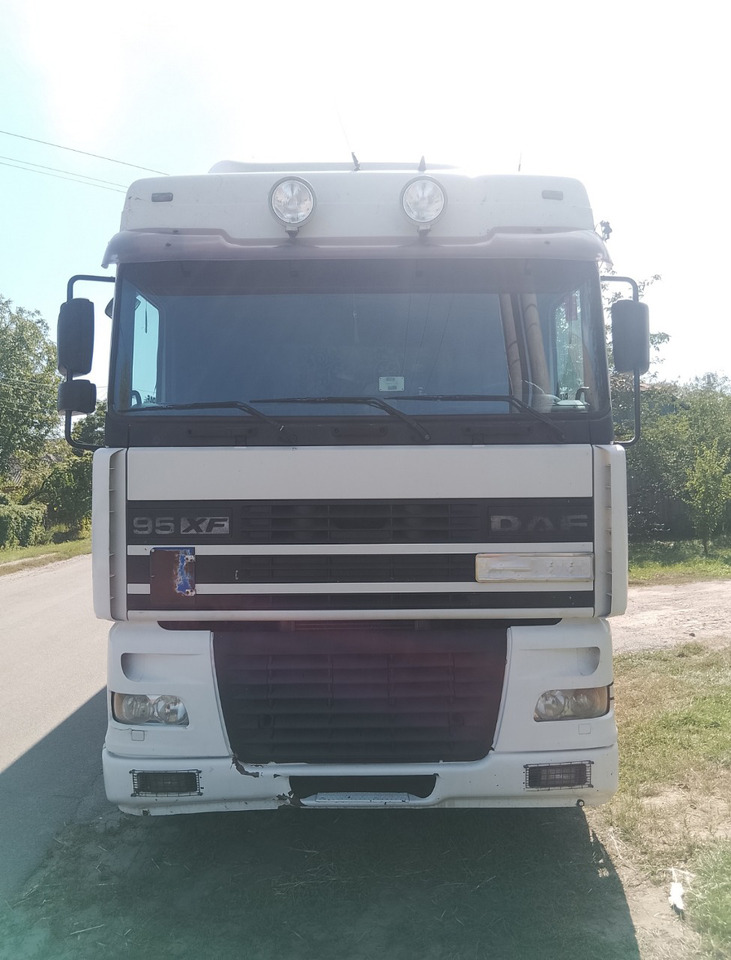 DAF XF95.430 - Curtainsider truck: picture 2 DAF XF95.430 - Curtainsider truck: picture 2