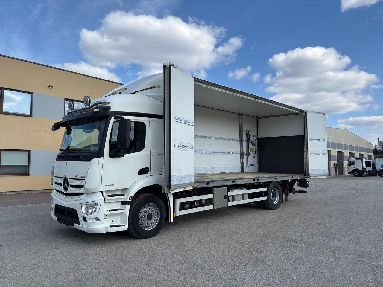 MERCEDES-BENZ ACTROS 1835 - Box truck: picture 2 MERCEDES-BENZ ACTROS 1835 - Box truck: picture 2