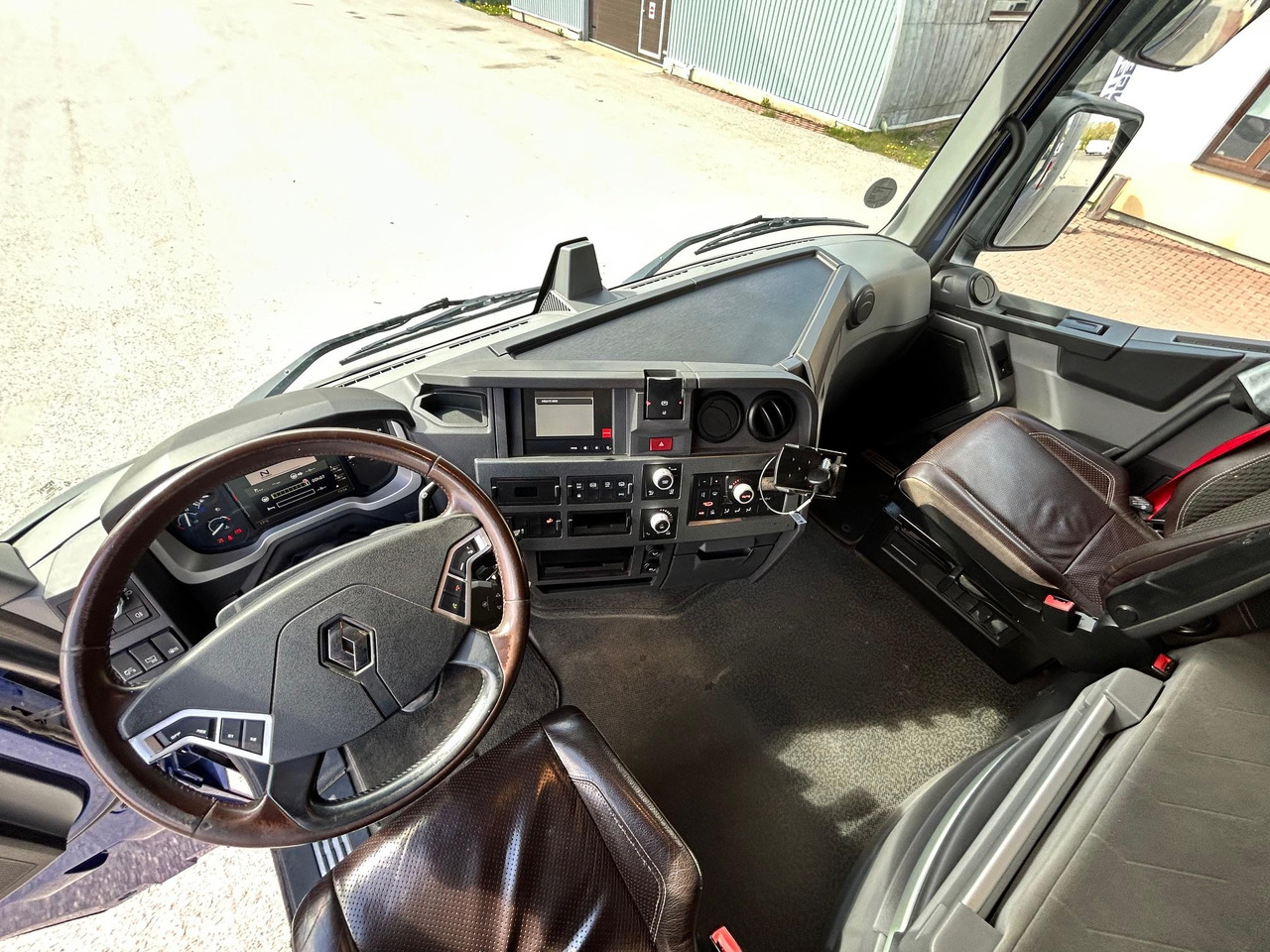 Box truck RENAULT T520: picture 20
