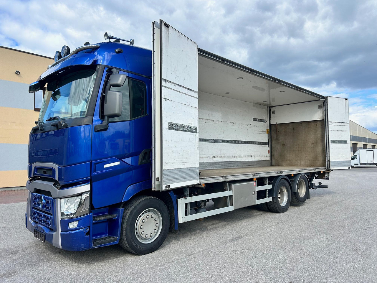 Box truck RENAULT T520: picture 6
