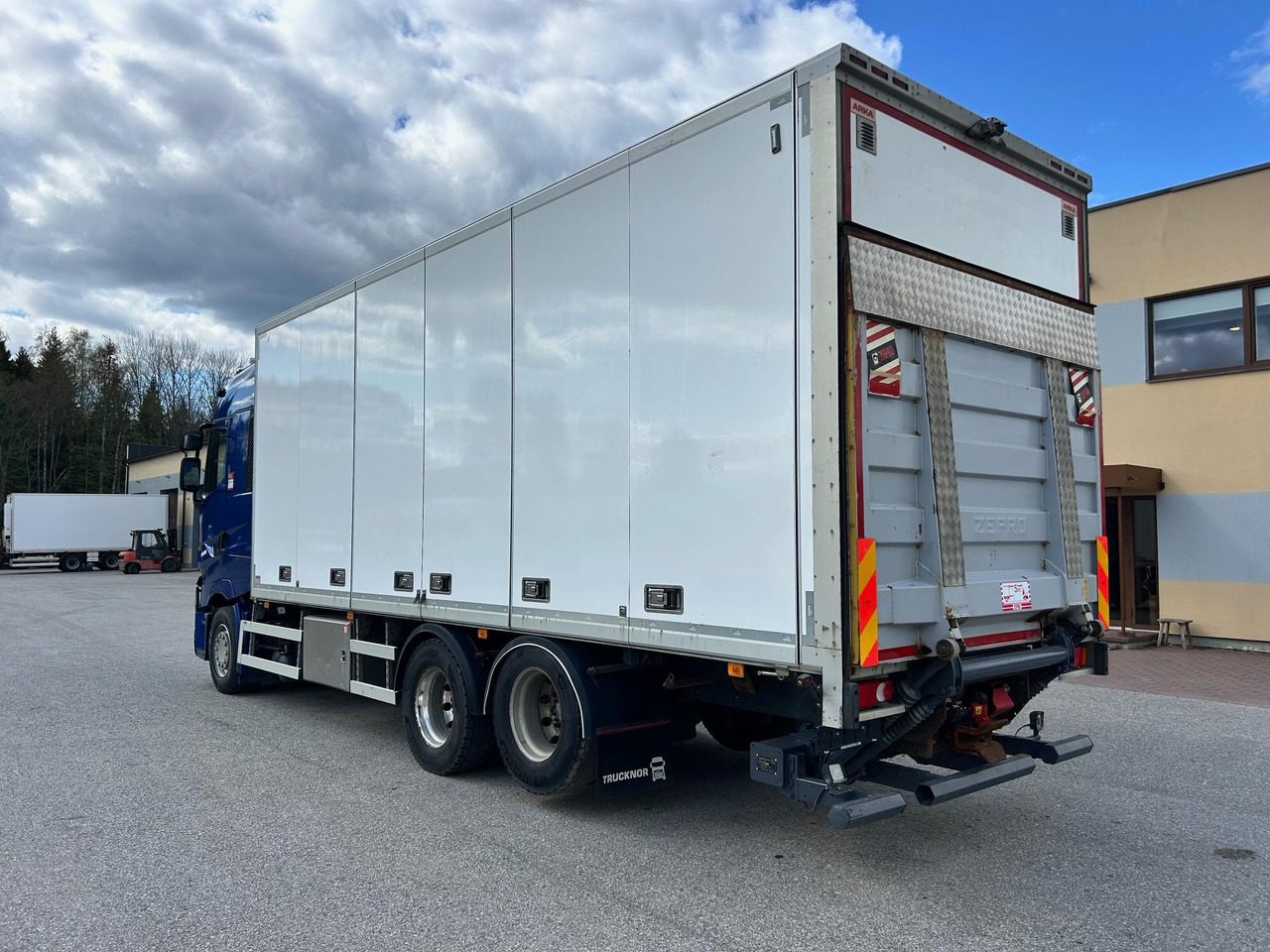 Box truck RENAULT T520: picture 8