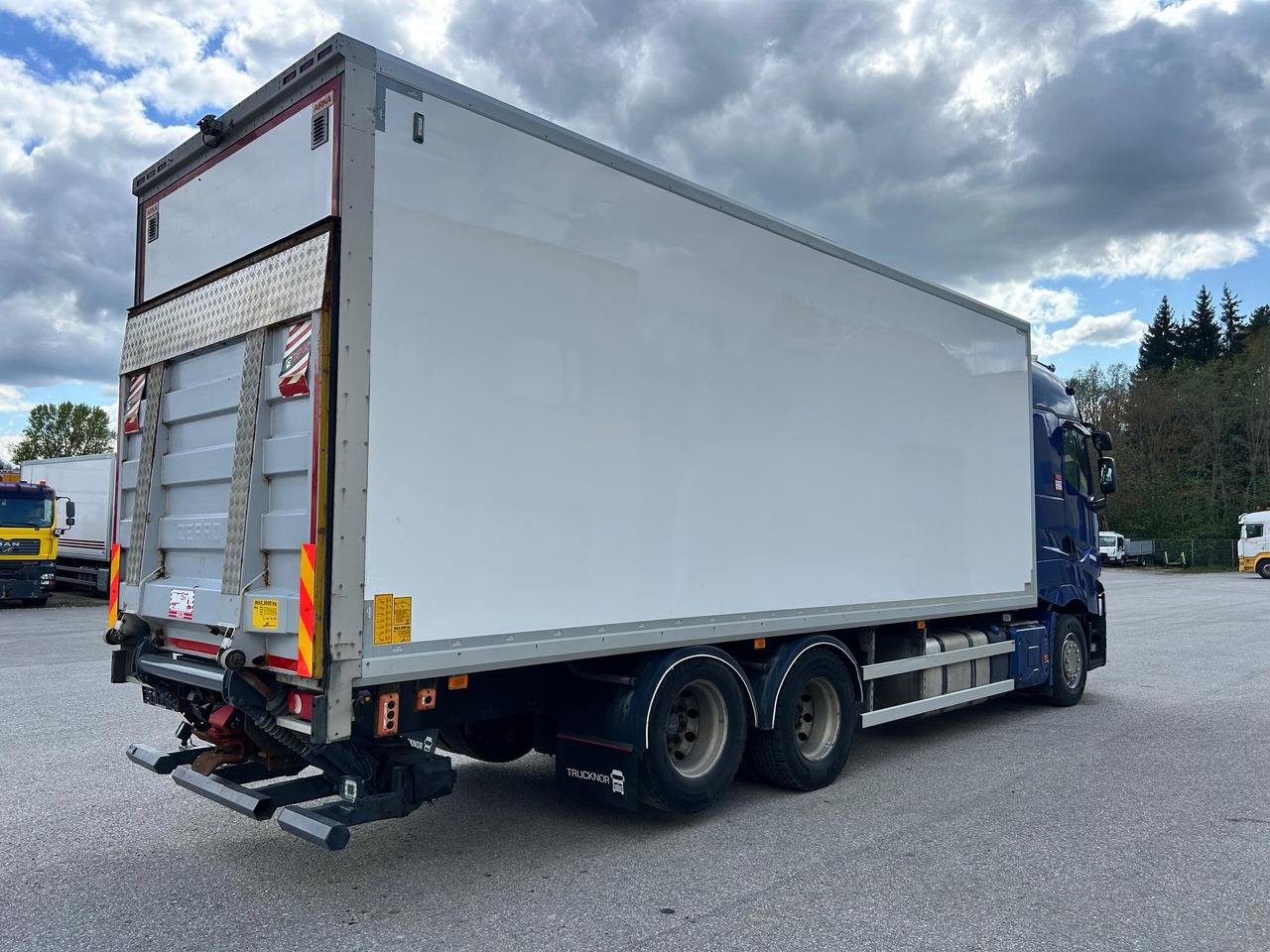 Box truck RENAULT T520: picture 7