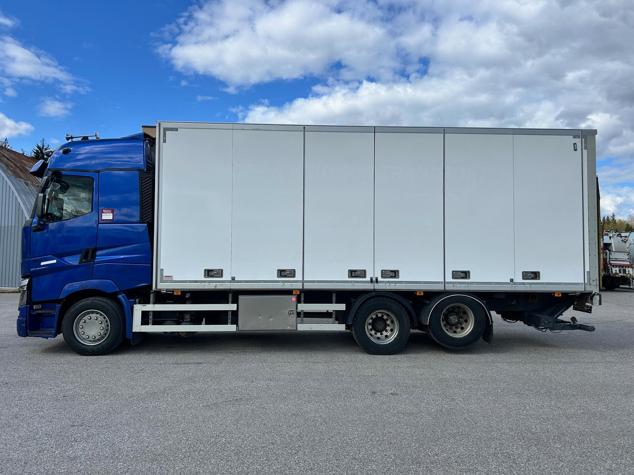 Box truck RENAULT T520: picture 9