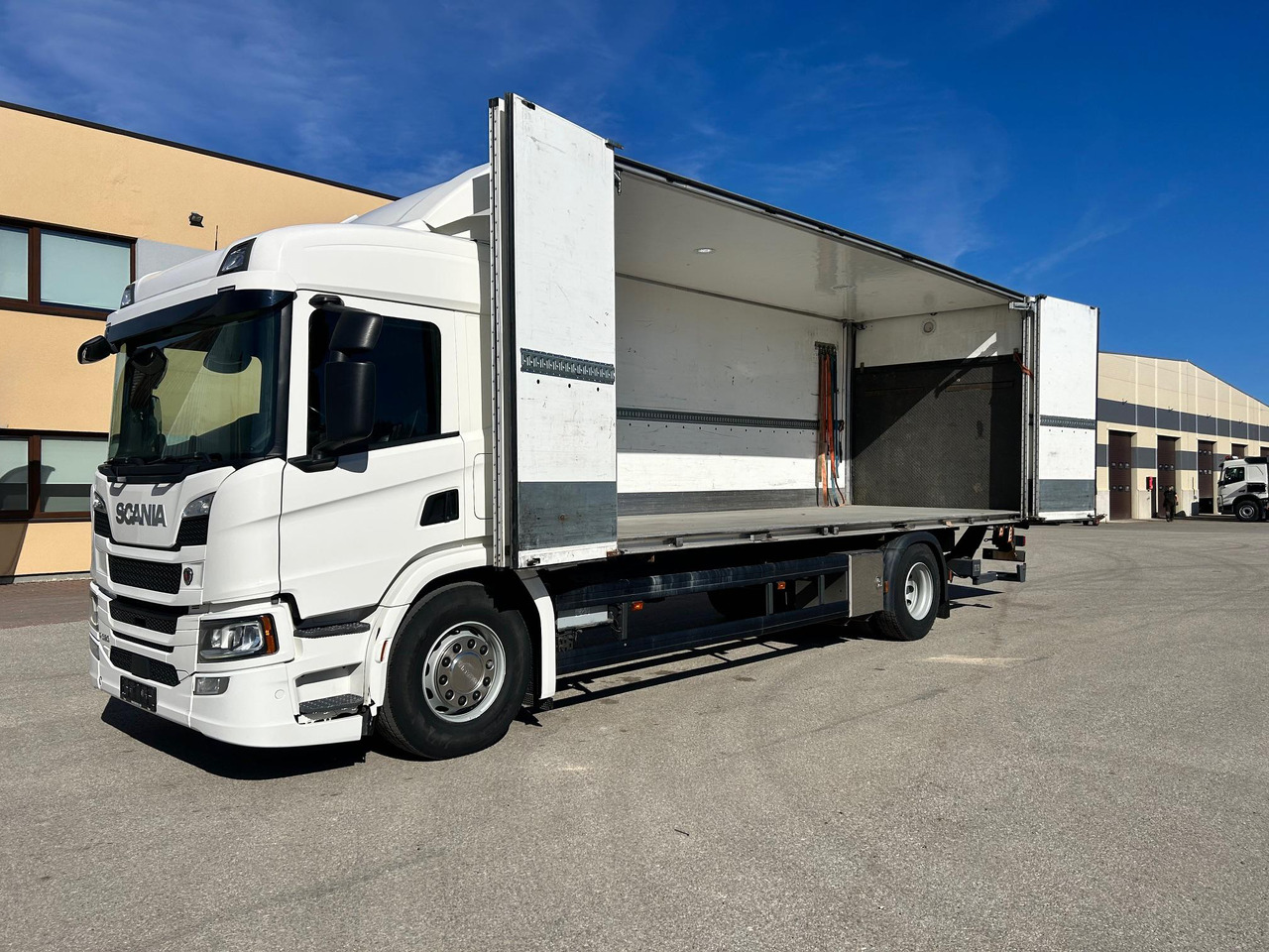 SCANIA P320 - Box truck: picture 2 SCANIA P320 - Box truck: picture 2