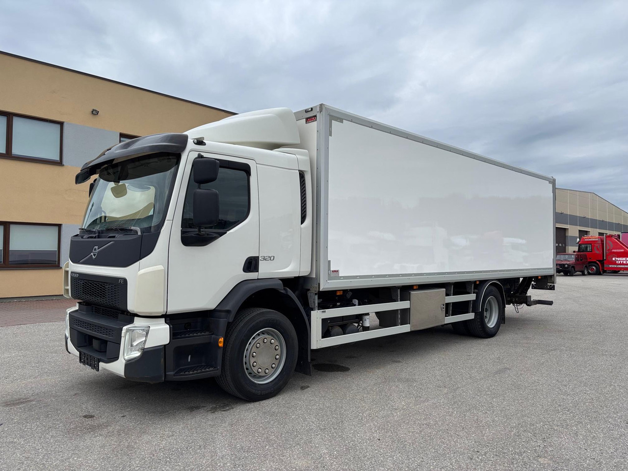 VOLVO FE320 - Box truck: picture 3 VOLVO FE320 - Box truck: picture 3