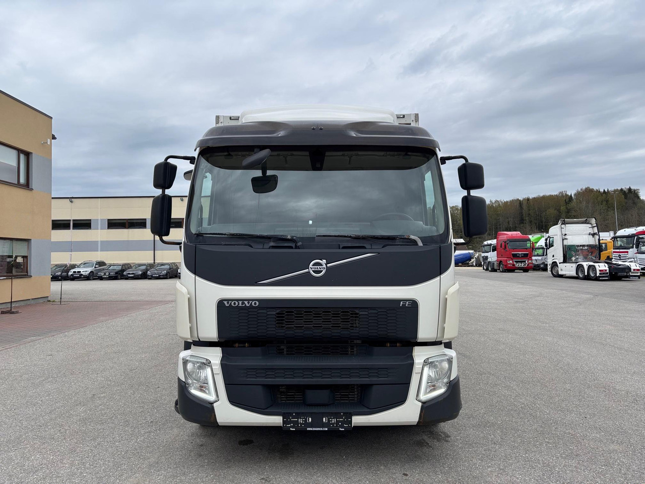 VOLVO FE320 - Box truck: picture 2 VOLVO FE320 - Box truck: picture 2