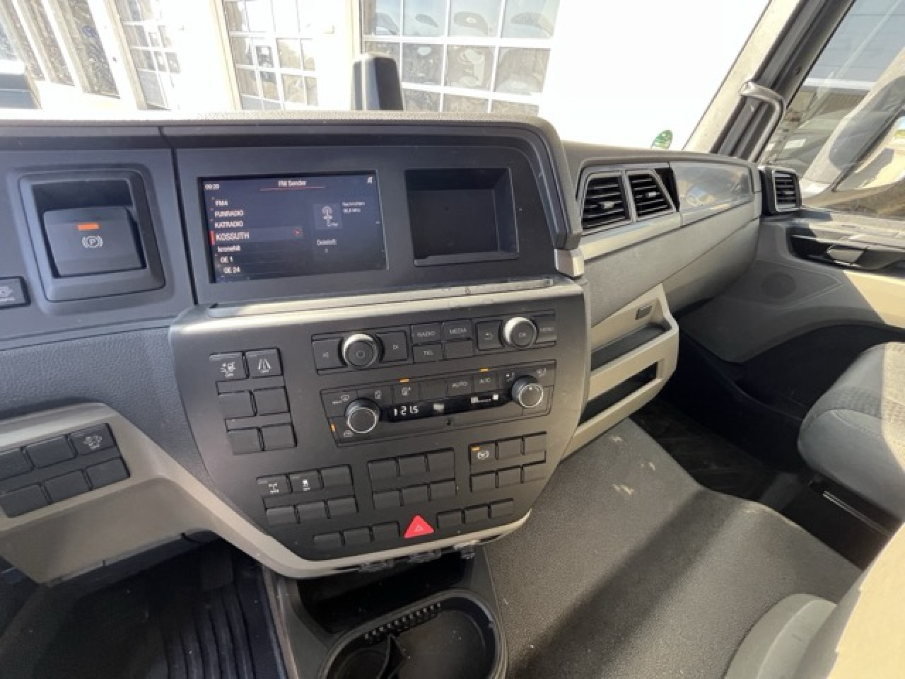 MAN TGL 12.250 4x2 BL Euro6 Klima AHK Luftfeder - Box van: picture 5 MAN TGL 12.250 4x2 BL Euro6 Klima AHK Luftfeder - Box van: picture 5