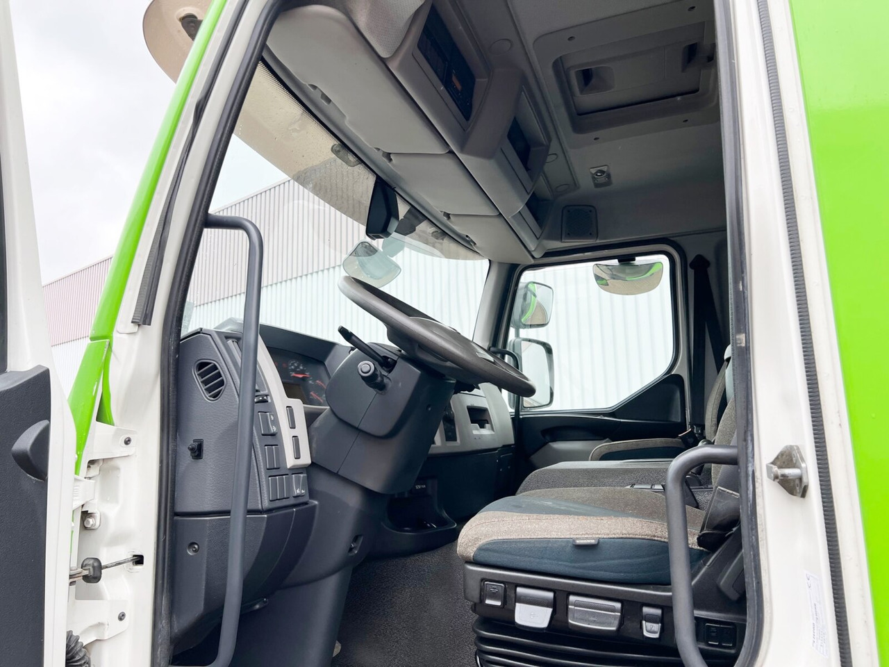 FE 320 4x2 FE 320 4x2 mit Zepro LBW - Box truck: picture 2 FE 320 4x2 FE 320 4x2 mit Zepro LBW - Box truck: picture 2