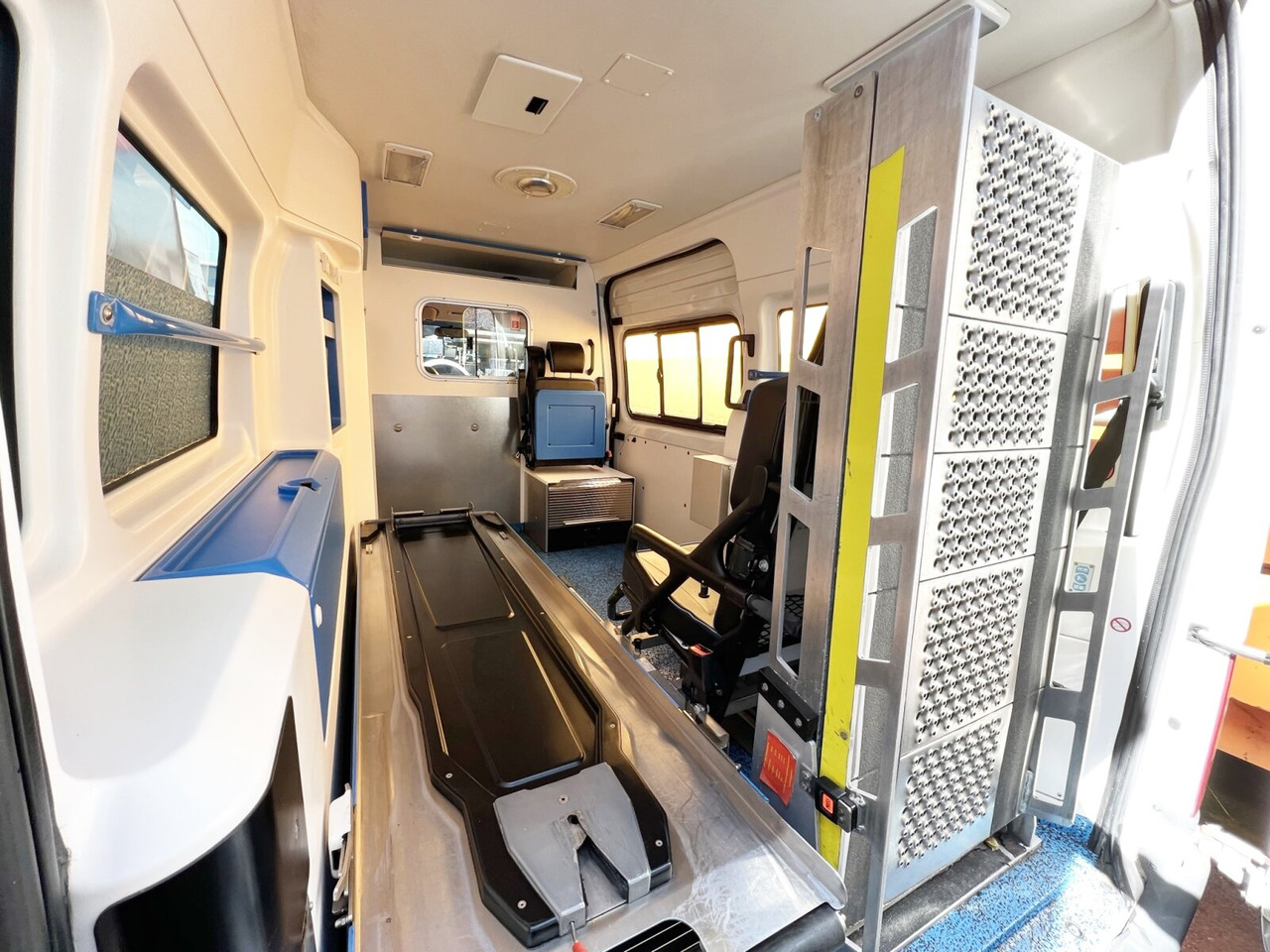 Ambulance Ford Transit 2.2 TDCI 4x2 Transit 2.2 TDCI 4x2, Krankentransporter: picture 8
