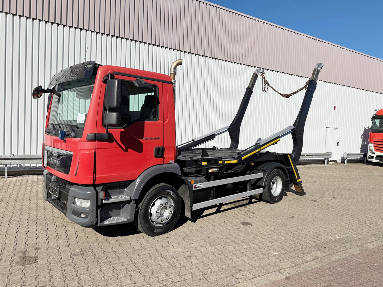 MAN TGM 15/16.290 4X2 BL TGM 15/16.290 4X2 BL, Tele-Absetzer, Funk - Skip loader truck: picture 1 MAN TGM 15/16.290 4X2 BL TGM 15/16.290 4X2 BL, Tele-Absetzer, Funk - Skip loader truck: picture 1