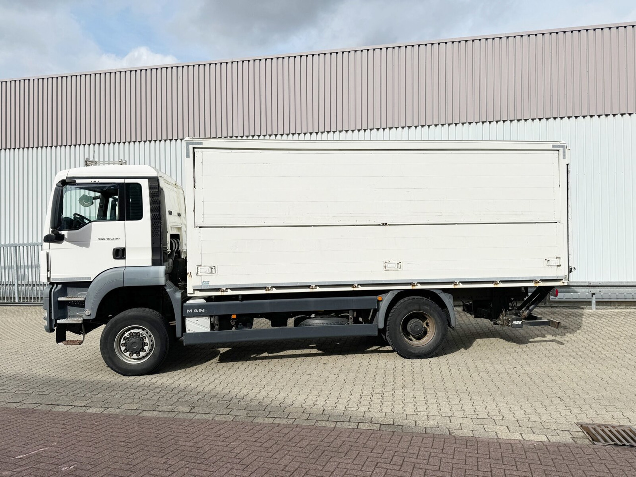 MAN TGS 18.320 4X4 BL TGS 18.320 4X4 BL, Getränkekoffer, LBW MBB, 2x AHK - Dropside/ Flatbed truck: picture 3 MAN TGS 18.320 4X4 BL TGS 18.320 4X4 BL, Getränkekoffer, LBW MBB, 2x AHK - Dropside/ Flatbed truck: picture 3