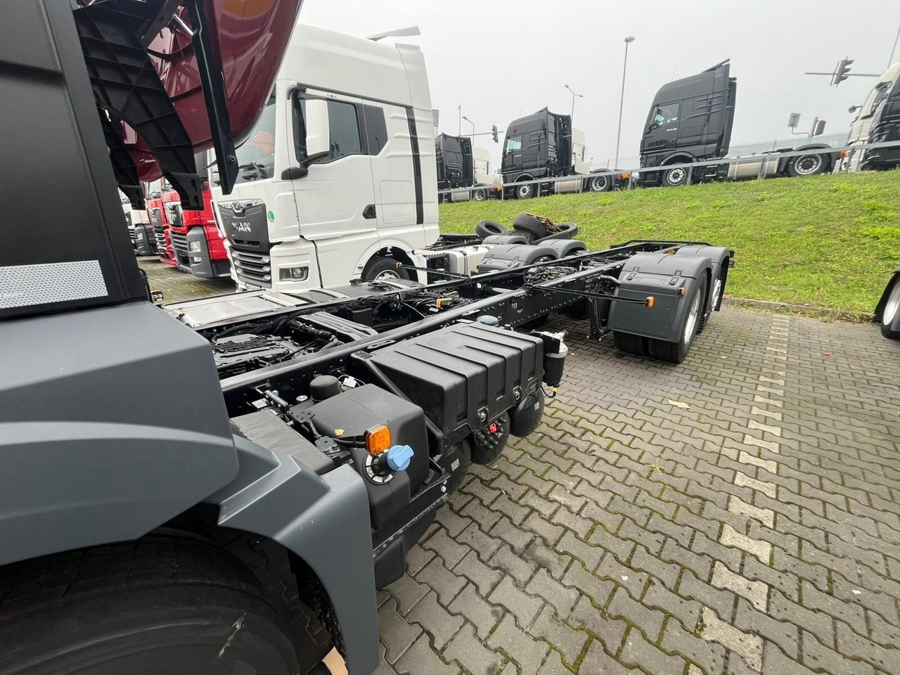 MAN TGS 26.440 6x2-4 LL CH TGS 26.440 6x2-4 LL CH, Lenk-/Liftachse, Navi, LED - Cab chassis truck: picture 5 MAN TGS 26.440 6x2-4 LL CH TGS 26.440 6x2-4 LL CH, Lenk-/Liftachse, Navi, LED - Cab chassis truck: picture 5