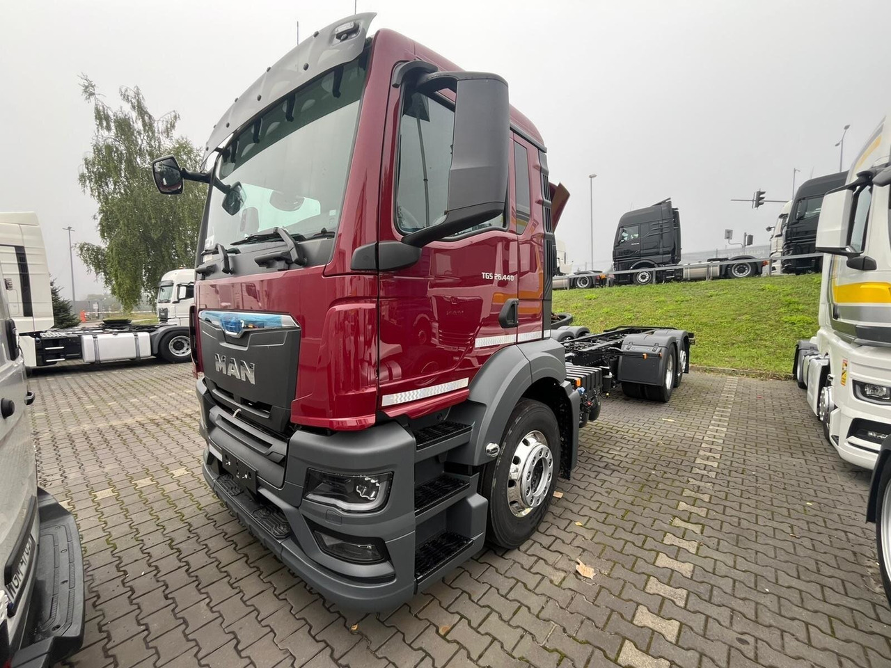 MAN TGS 26.440 6x2-4 LL CH TGS 26.440 6x2-4 LL CH, Lenk-/Liftachse, Navi, LED - Cab chassis truck: picture 1 MAN TGS 26.440 6x2-4 LL CH TGS 26.440 6x2-4 LL CH, Lenk-/Liftachse, Navi, LED - Cab chassis truck: picture 1