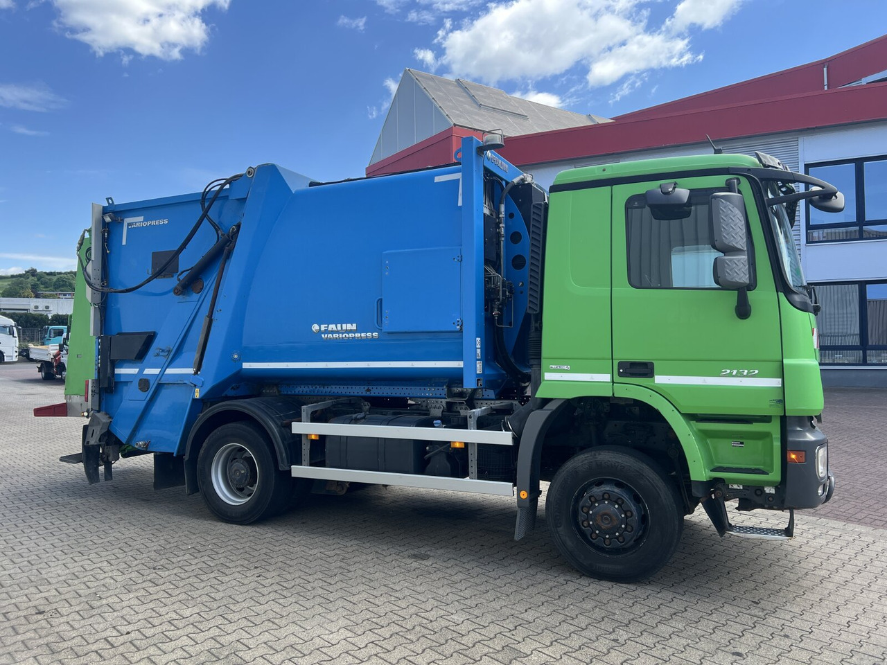 Garbage truck for transportation of garbage Mercedes-Benz Actros 2032 LA 4x4 Actros 2032 LA 4x4, Faun Variopress 310 ca. 10m³, Zöller Schüttung: picture 9