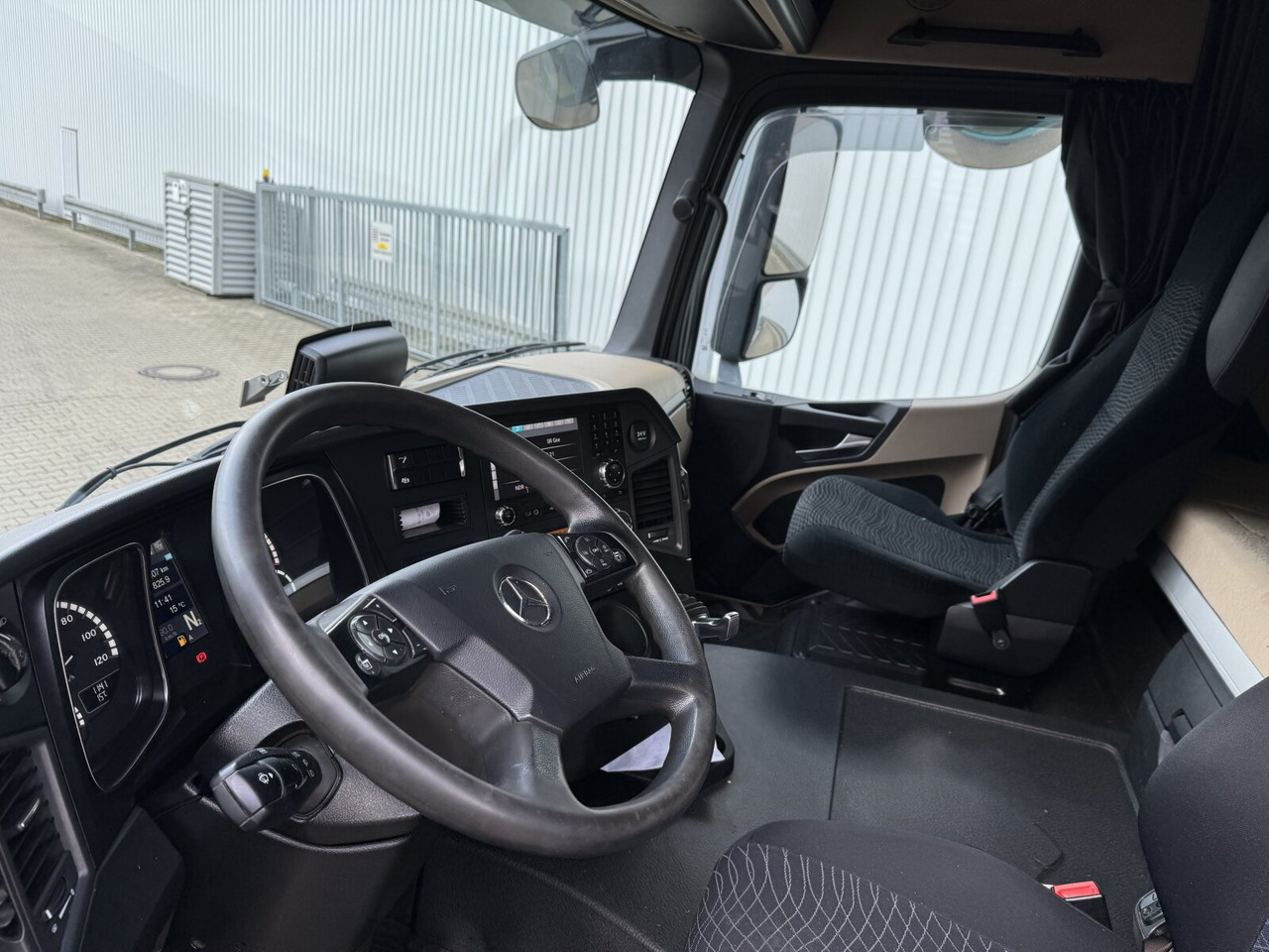 Mercedes-Benz Actros 2545 L 6x2 Actros 2545 L 6x2/46, Retarder, Lenk-/Liftachse, StreamSpace, Navi - Hook lift truck: picture 3 Mercedes-Benz Actros 2545 L 6x2 Actros 2545 L 6x2/46, Retarder, Lenk-/Liftachse, StreamSpace, Navi - Hook lift truck: picture 3