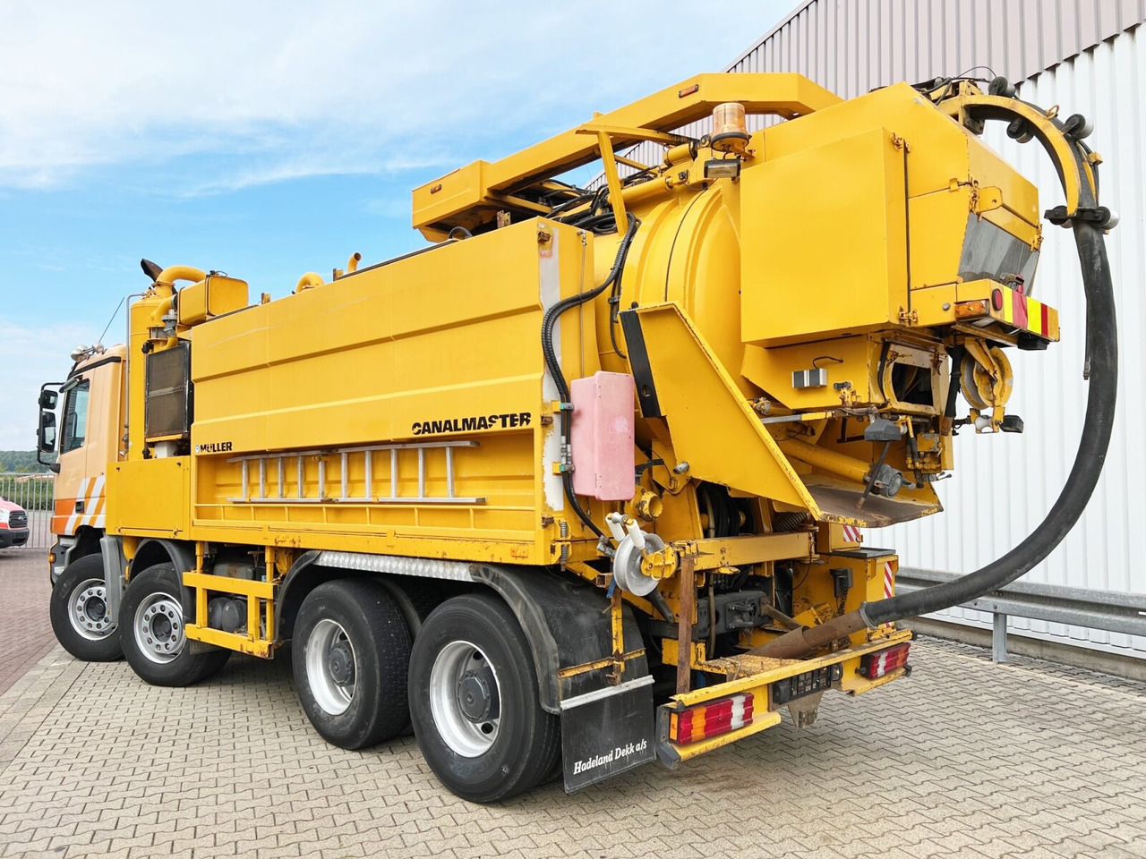 Mercedes-Benz Actros 3243 K 8x4/4 Actros 3243 K 8x4/4, Müller Saug- und Spülwagen ca. 17m³, Rechtslenker - Vacuum truck: picture 2 Mercedes-Benz Actros 3243 K 8x4/4 Actros 3243 K 8x4/4, Müller Saug- und Spülwagen ca. 17m³, Rechtslenker - Vacuum truck: picture 2