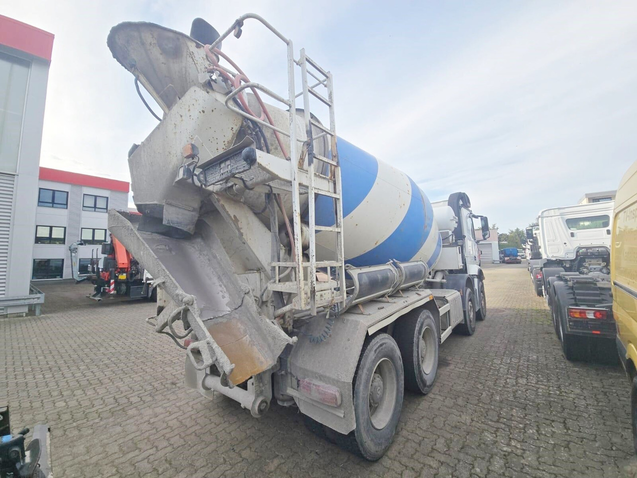 Concrete mixer truck Mercedes-Benz Arocs 3251 LB 8x4/4 Arocs 3251 LB 8x4/4, Betonmischer Liebherr ca. 9m³: picture 7